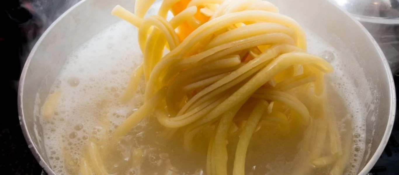 Γιατί δεν πρέπει να πετάτε ποτέ το νερό από τα μακαρόνια;